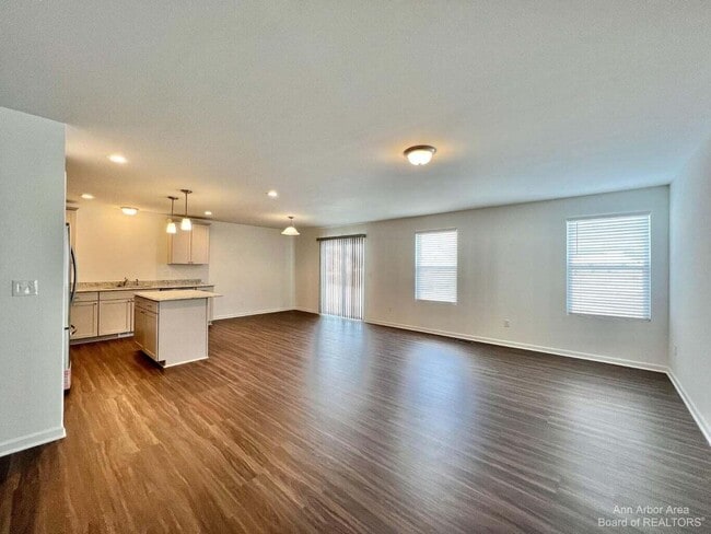 Building Photo - 10284 Swan Lake Cir