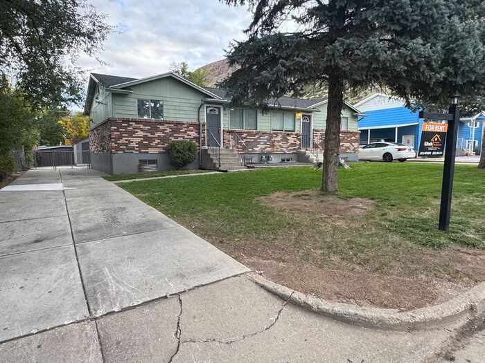 Foto principal - 4 Bedroom 2 Bath Duplex- Dog Friendly