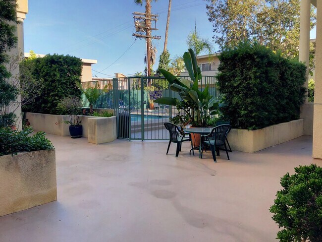 Foto del edificio - Top-Floor large condo on tree-lined street