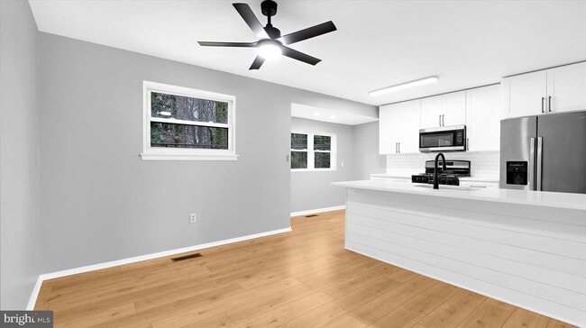 Foto del edificio - 8009 Nolcrest Rd