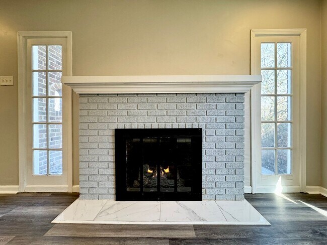 Foto del edificio - Charming  2-bedroom, 1-bathroom Storybook Cottage Awaits!