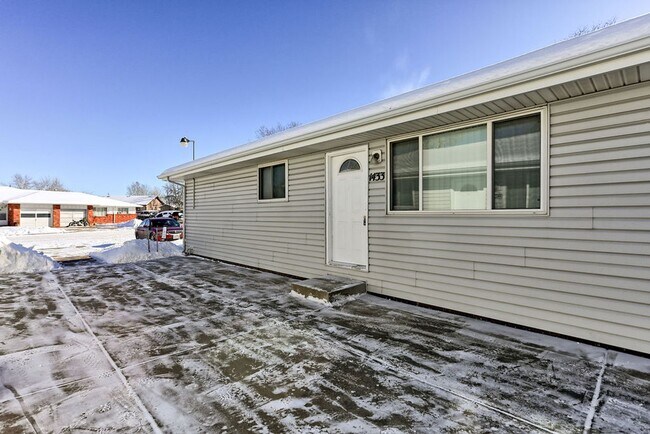Foto del edificio - 3 Bedroom 1 Bath Ranch in Loveland