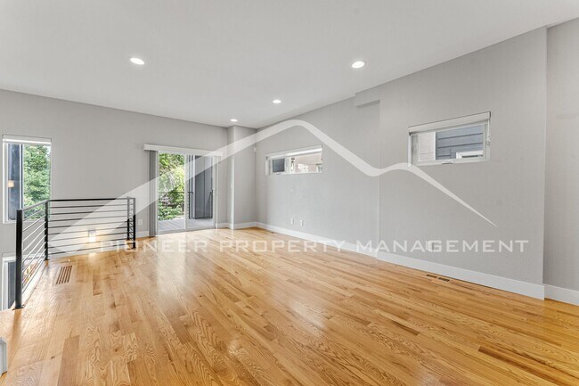 Foto del edificio - Spacious Townhouse with Washer/Dryer and G...