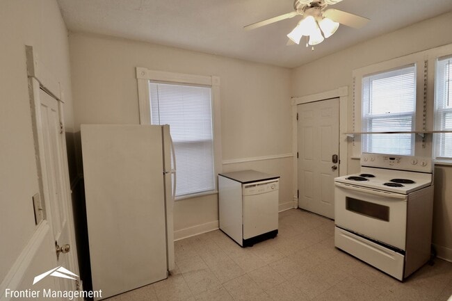 Building Photo - Great side-by-side duplex! Washer & dryer, pet friendly, large front porch!