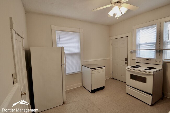 Foto del edificio - Great side-by-side duplex! Washer & dryer, pet friendly, large front porch!