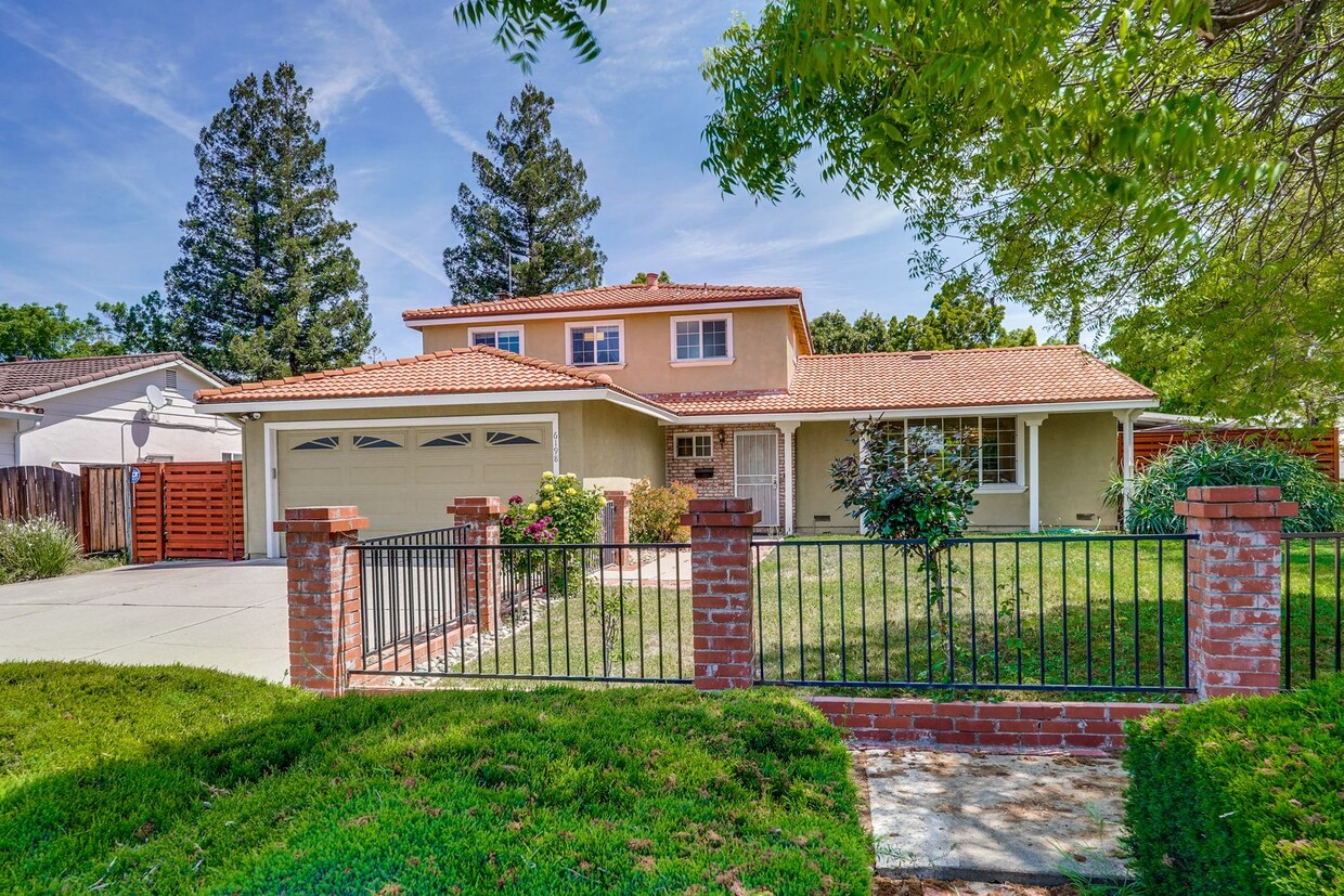 Foto principal - Spacious 4-Bed Almaden Valley Home with Bo...
