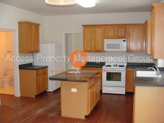 Building Photo - 4 Bed Home in Forest Hills Northern