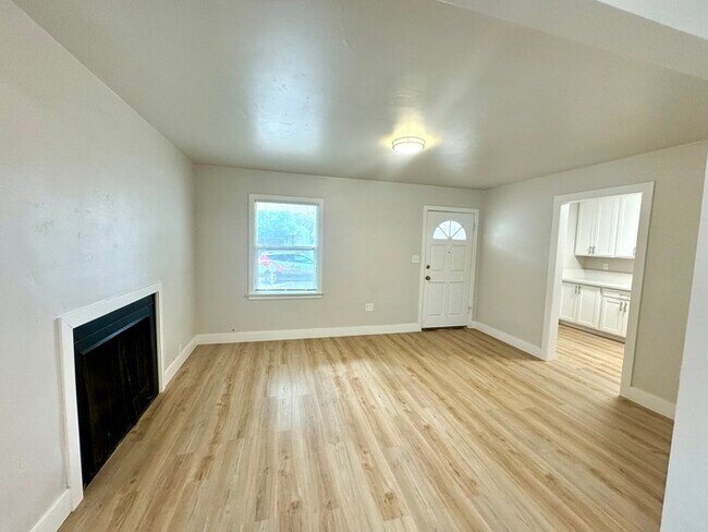 Building Photo - Beautiful Fully Updated 2 Bedroom 2 Bathro...
