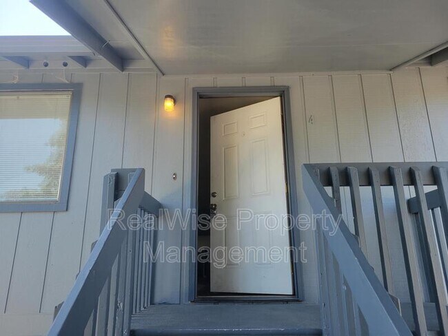 Building Photo - 561 SW G St