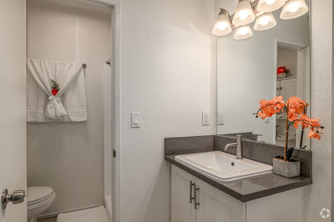 2 habitaciones, 2 baños - 1200 pies cuadrados - Baño principal - Atrium Gardens