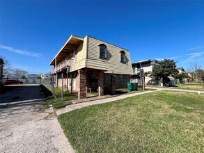 Building Photo - 1042 W Village Ct