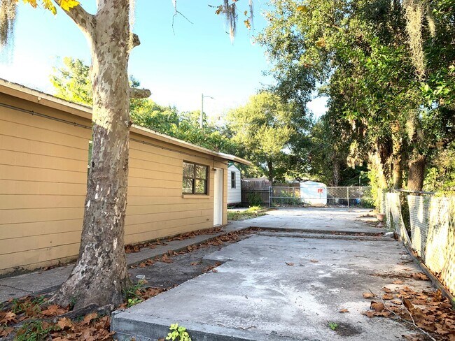Building Photo - 1804 E Sitka St