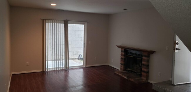 Foto del edificio - 3 Bed 2 Bath Townhouse in Lakeside