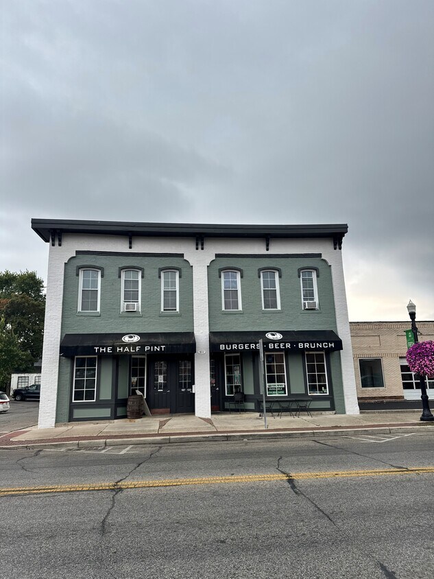 Frente del edificio - 211 E 5th St