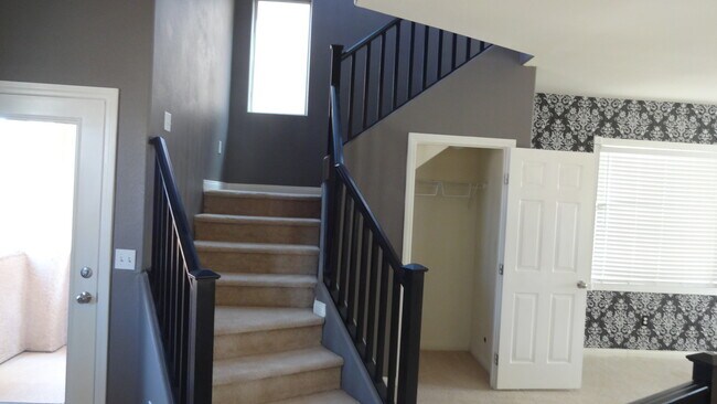 Foto del edificio - GORGEOUS 3 STORY HOME WITH VERY OPEN FLOOR PLAN