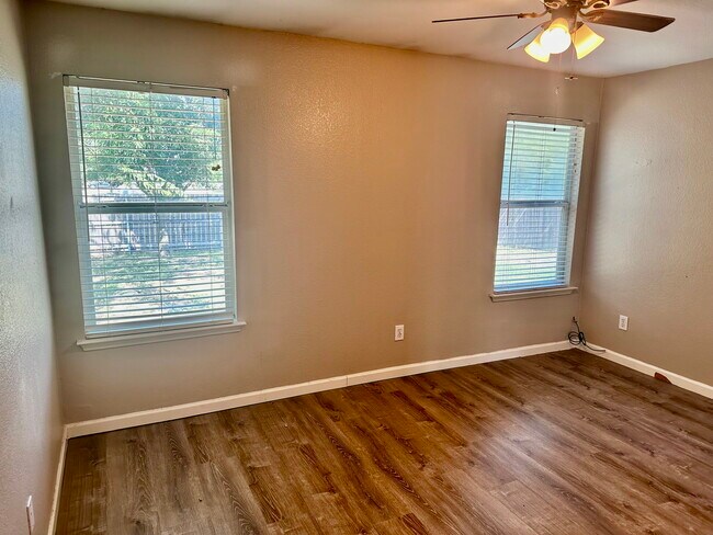 Building Photo - 1516 Kelly Ln