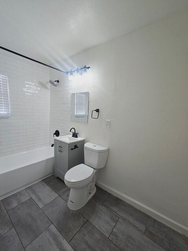 Building Photo - 808 E Turney Avenue -Unit 10