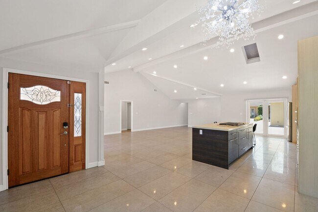 Foto del edificio - Spacious Front House in Prime Sherman Oaks