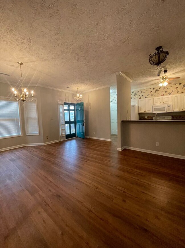 Building Photo - 3 Bedroom 2 Bathroom Apartment with Sunroom