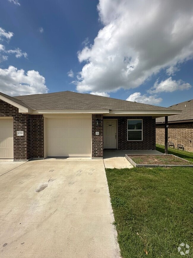 Building Photo - 1018 B Zora Dr