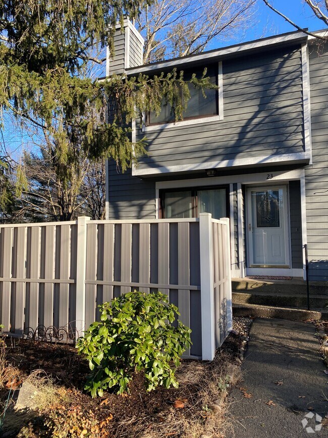 Apartments with Garages in Cheshire, CT 2 Rentals