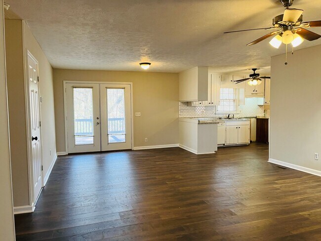 Foto del edificio - 4 bedroom, 2 bathroom updated home in Lagr...