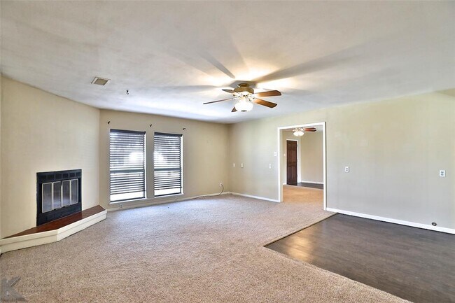 Building Photo - 3933 Laurel Dr