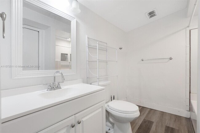 Foto del edificio - 700 SW 67th Ave