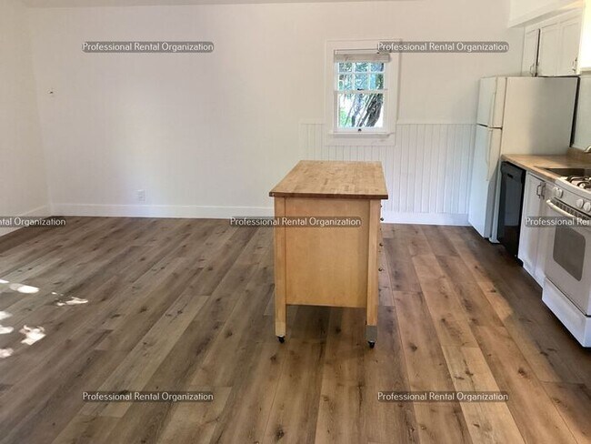 Building Photo - Wine County Cottage Delight