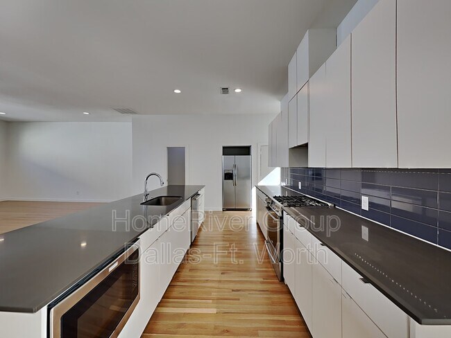 Foto del edificio - 1664 Zoe Pl