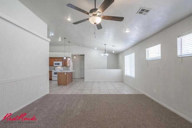 Foto del edificio - Five Bedroom Townhome With a Walkout Basem...