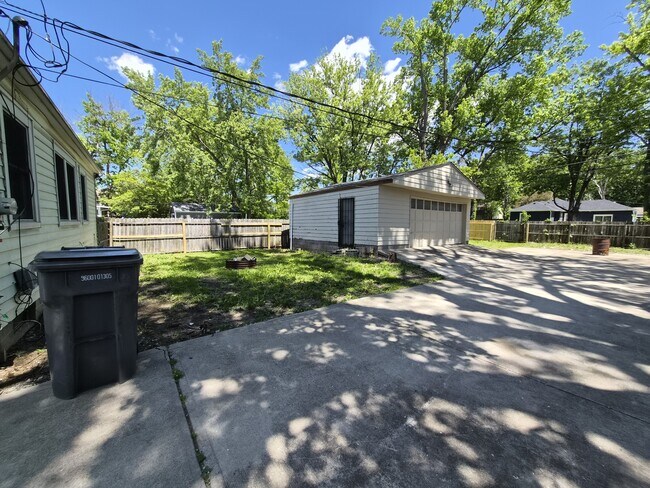 Foto del edificio - 3707 N Riley Ave