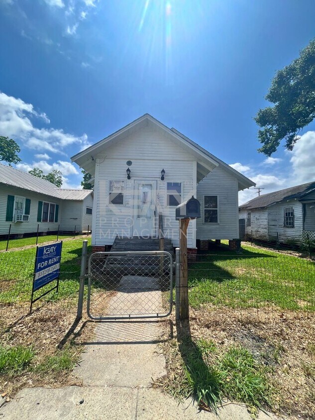Primary Photo - 3 Bedroom, 1 Bathroom NOW Available in Kap...