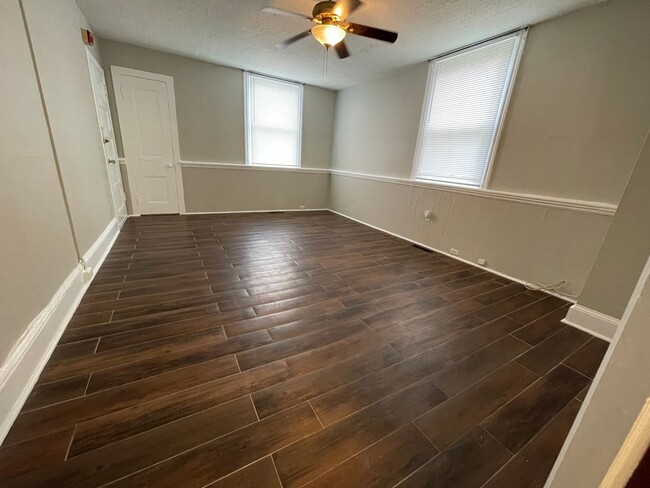 Foto del edificio - 1 bed 1 bath apartment w/laundry