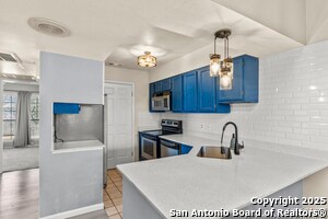 Foto del edificio - 6100 Woodlake Pkwy