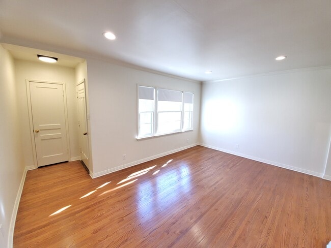 Building Photo - 1403 W Victory Blvd