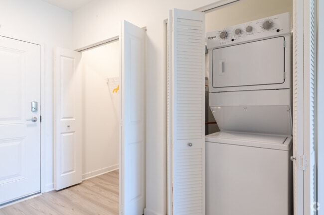Studio - Loundry/Closet - 10 North Main