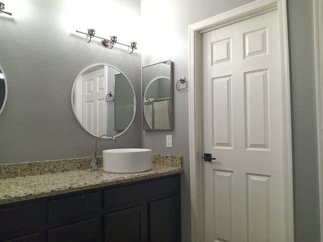 Foto del edificio - Very Spacious House- Near Cardinal Stadium