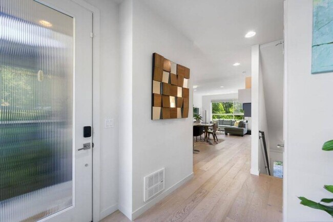 Building Photo - Modern & spacious 3bed/3bath with yard in ...