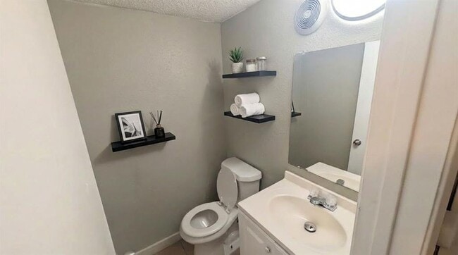 Building Photo - 1711 Burton Dr