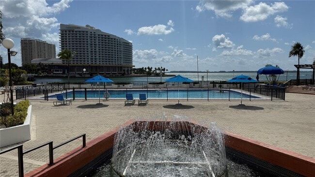 Building Photo - 999 Brickell Bay Dr