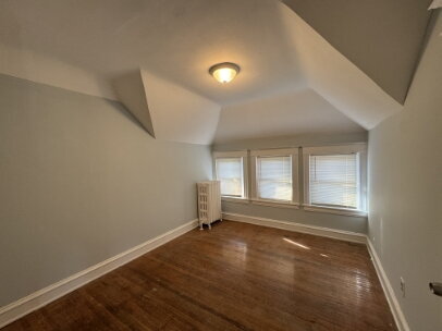 Foto del edificio - "Charming 4-Bed Upper Level Retreat with Hardwood Elegance in (Powderhorn) Minneapolis!"