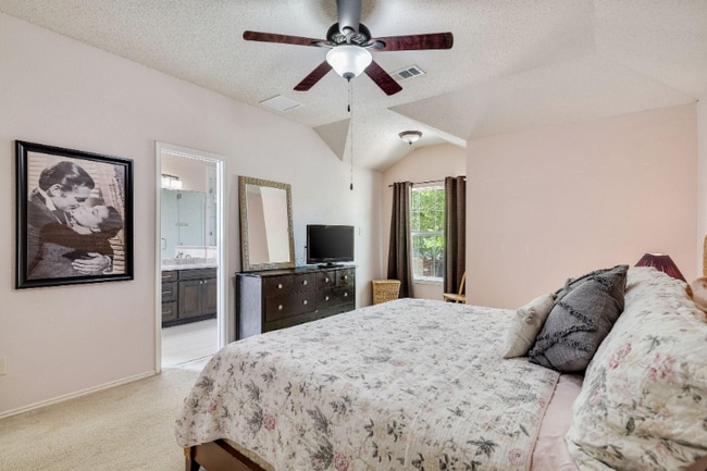Building Photo - 912 Palomino Dr