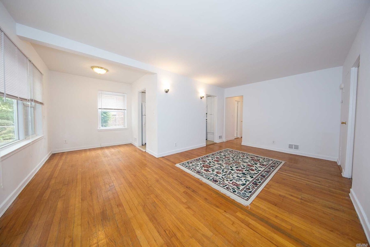Foto principal - 192-10 35th Ave