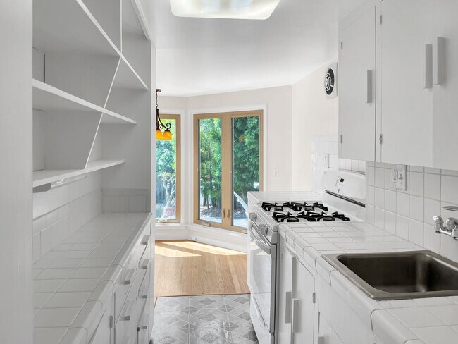 Building Photo - Studio, 1 bath House - 62 Lower Crescent Ave