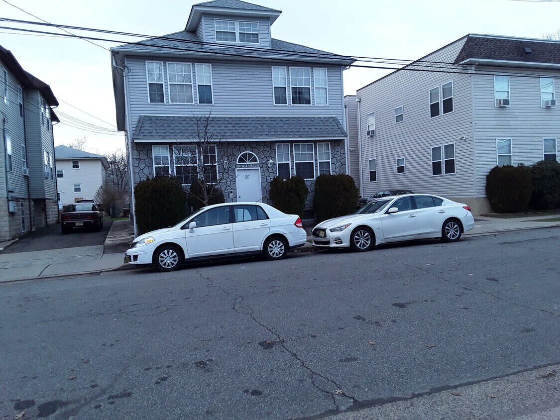 Foto principal - 1165 E Henry St