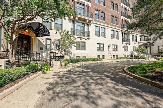 Foto del edificio - 2900 E Jefferson Ave