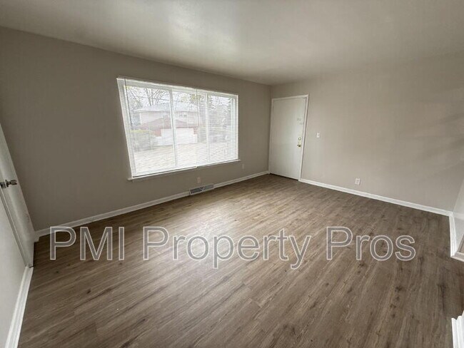 Building Photo - 7701 W Hampton Ave