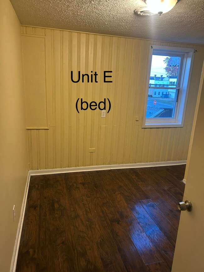 Building Photo - Seneca Ave