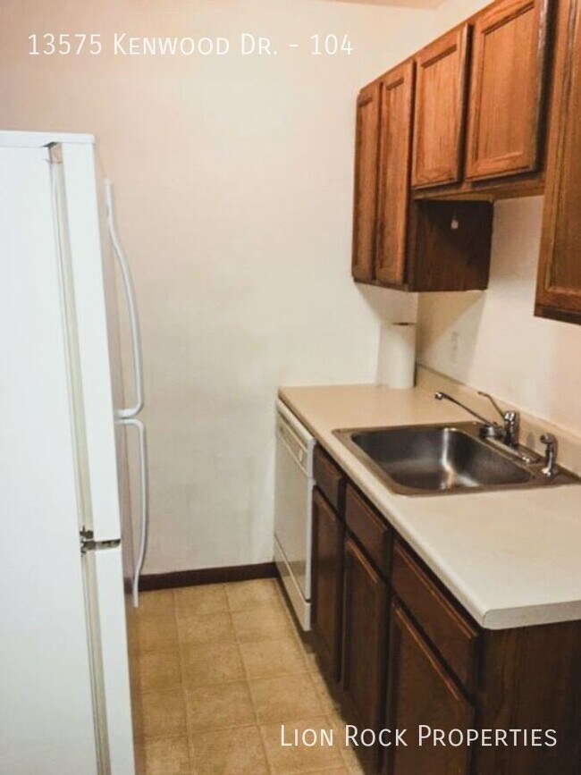 Foto del edificio - 13575 Kenwood Dr N